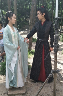 《陈情令》新路透,肖战亲昵牵手江厌离,小思追同框&ldquo;忘羡爹爹&rdquo;